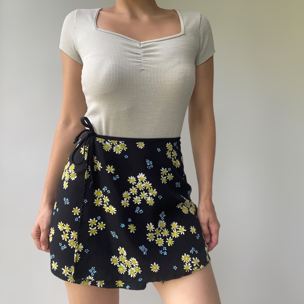 Syrup Vintage 90’s Floral Patterned Retro Waist Wrap Around Mini Skirt - Size M